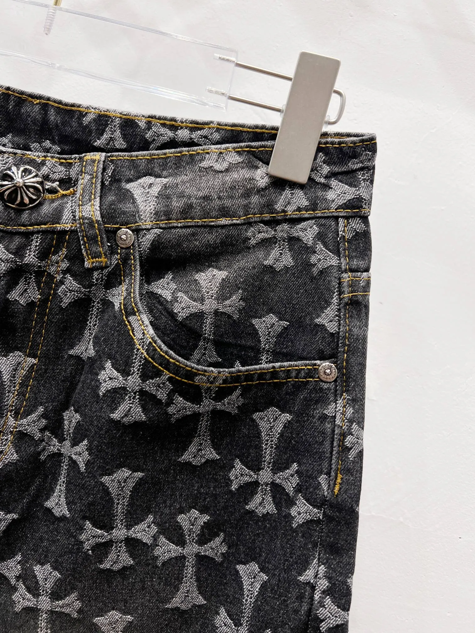 P230 Style No.: (r044) Chrome Hearts double-sided full logo jacquard dark pattern heavy-duty all-over printed cross jeans. The same style as the Internet celebrity star's cross-printed denim jacket. The unique cross design elements and all-over printing are full of design. It is made of 100% denim cotton fabric with heavy coarse yarn count, which ensures a stiff and tough silhouette while being soft, comfortable and breathable. The lapel is designed with silver buttons and is full of texture. The classic white cross logo is all over the dress, making it a perfect versatile style for spring and summer! Customized jacquard fabric, you can wear it in various styles. This gender-neutral shirt is a must-have for nightclubs. It can be worn as a jacket for both men and women. It can be easily worn by both men and women! The original loose version is made of high-quality pure cotton fabrics. The fabric pattern is high-definition and delicate without burrs. It is comfortable and breathable to wear. All the buttons are molded and customized. It is casual and fashionable and can be matched with any bottoms. It can be windproof and sunproof in spring and summer. It can be worn outside in autumn and winter! Easily concave shape makes you look slimmer and taller, perfect for both men and women! Customized main label, accessories, fully washable, whole body wiring, quality control, no heads!  Luxurious dark high street, Hollywood's luxury brand, 22SS's latest couple's leather cross short-sleeved T-shirts, all reflect their own unique style! Made of thick black cotton, goatskin appliqués, hand-sewn custom metal hardware, and silicone varnish printing, multiple materials collide to create a unique texture. It also incorporates ChromeHearts medieval-style Sanskrit fonts and classic horseshoes, creating a unique and charming dark texture under the graceful arcs and all-black shadows, full of artistic sense!